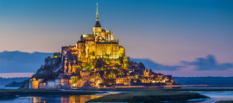 Mont Saint-Michel di sera